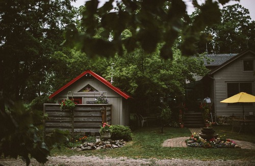 Brant House | Charming farmhouse with wood-fired sauna near Owosso, MI