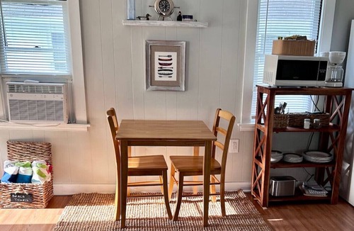 Geneva-on-the-Lake Cottage | Charming GOTL 1 Bedroom Lake Erie Cottage, sleeps 4
