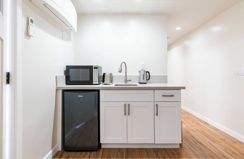 La Crescenta-Montrose House | Charming contemporary master suite in La Crescenta-Montrose - minimum 30 nights