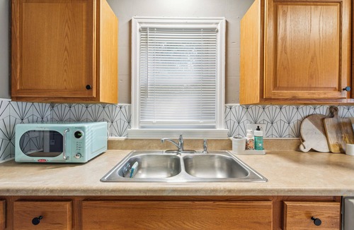Toledo House | Cheerful & Clean 2br by TCC & Zoo! Fenced yard!