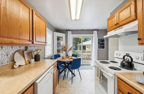 Toledo House | Cheerful & Clean 2br by TCC & Zoo! Fenced yard!