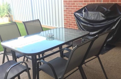 Mildura Central Business District House | Cherry Villa 2: Luxurious 3BR Inner City Townhouse in Mildura. Free WIFI.