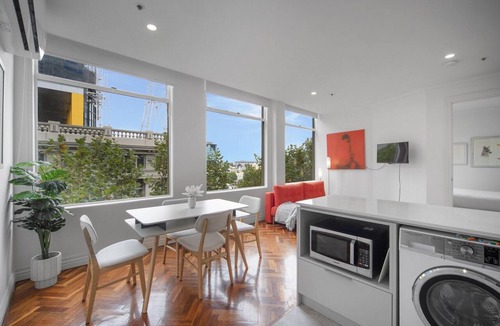 Melbourne Central Business District Apartment | Chic 1-Bed Apartment In the Heart of Melbourne