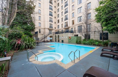 East Melbourne Apartment | Chic 1-Bed in East Melbourne with Gym & Pool