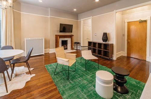 Gold Coast Apartment | Chic & Historic Apartment Steps from Mag Mile