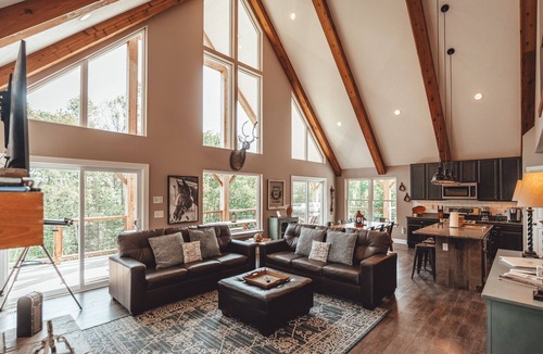 Rockbridge Cabin | Chieftain Meadows 20+ private acres, Hot Tub, Trails, FirePit, Wifi, Game Room
