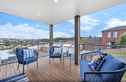 Warrnambool House | City Views on Williams. Luxurious Townhouse with free Wifi & Netflix