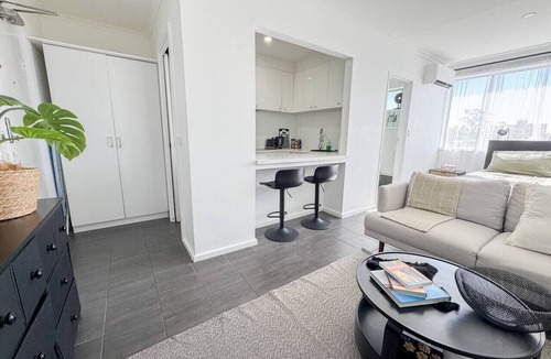 St. Kilda East Apartment | Clean Bright Studio Apartment - Walkable Location