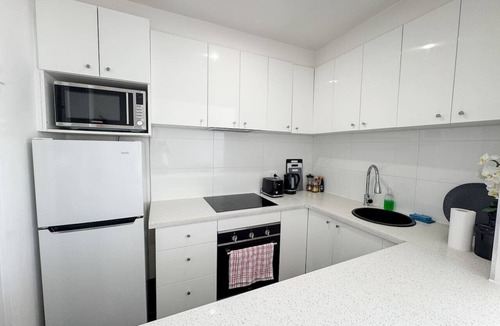 St. Kilda East Apartment | Clean Bright Studio Apartment - Walkable Location