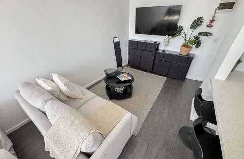 St. Kilda East Apartment | Clean Bright Studio Apartment - Walkable Location