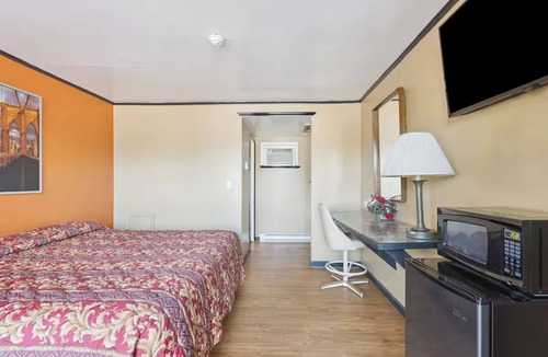 Shields Hotel | Clean + Budget-Friendly King Room w/Free Parking – Perfect Stopover!