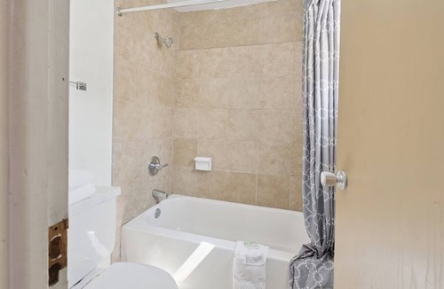 Shields Hotel | Clean + Budget-Friendly King Room w/Free Parking – Perfect Stopover!