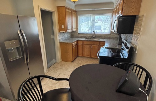 Roseville House | Clean & Cozy Entire Home Quiet Stay Free Parking & WiFi