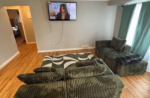 Roseville House | Clean & Cozy Entire Home Quiet Stay Free Parking & WiFi
