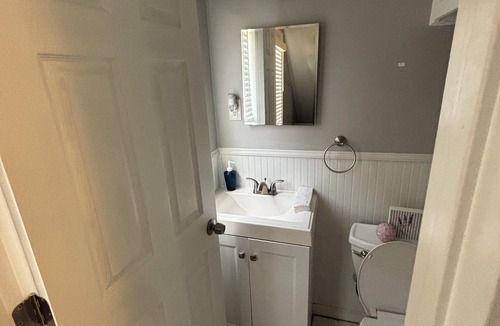 Roseville House | Clean & Cozy Entire Home Quiet Stay Free Parking & WiFi
