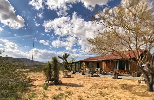 Monument Manor House | Clever Rabbit: 5-Acre Retreat Joshua Tree National Park with Starlink Internet