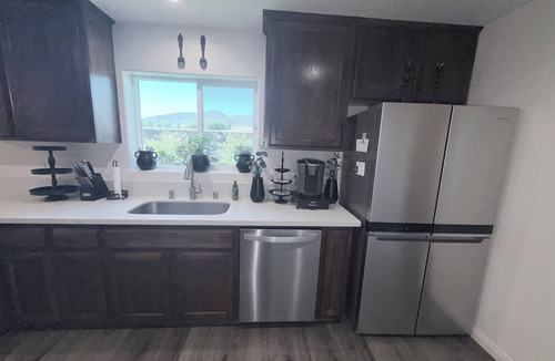 Tehachapi House | Close to town with a secret garden !