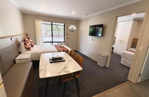 Cowes Hotel | Coachman Motel and Holiday Units