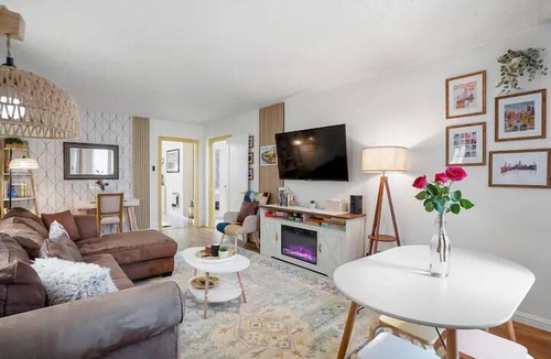Sharp Park Apartment | Coastal Palm Tree 2BR Retreat Ocean View