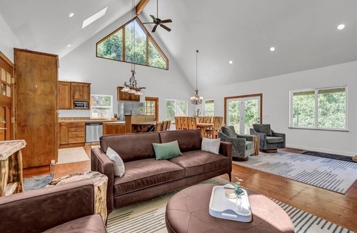 Three Rivers House | Comfort in Nature, Multi-Family, Sleeps 14, BBQ