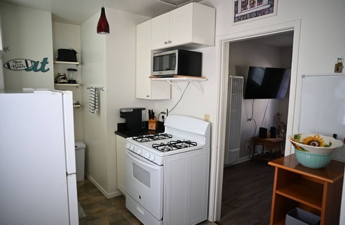 El Segundo House | Comfortable 1BR House – 5 Min to LAX & Beach + Outdoor Jacuzzi
