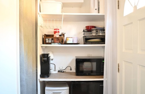 El Segundo Apartment | Comfortable 1BR Studio for Two - Walkable Location + Jacuzzi
