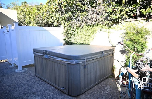 El Segundo Apartment | Comfortable 1BR Studio for Two - Walkable Location + Jacuzzi