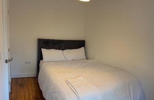Cradley House | Comfortable double room with shared spaces