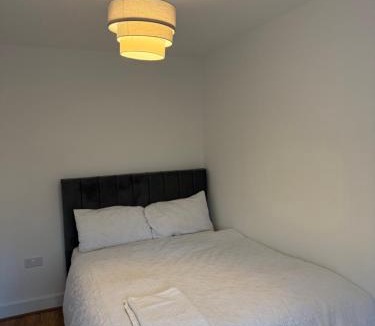 Cradley House | Comfortable double room with shared spaces