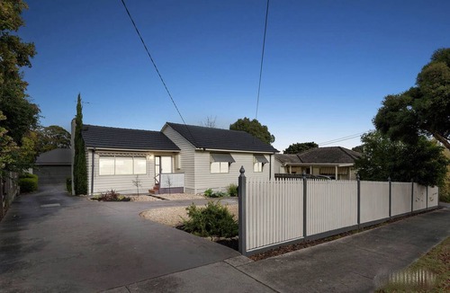Ringwood House | Comfortable family stay in the heart of ringwood close to Eastland Costco