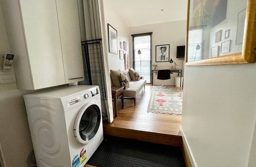 Fitzroy Apartment | Comfy and bright apartment .when location counts