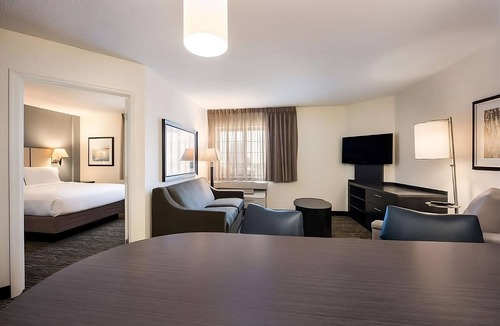 Troy Hotel | Convenient Stay in Detroit! 2 Modern Units w/Parking, Fully equipped Kitchens