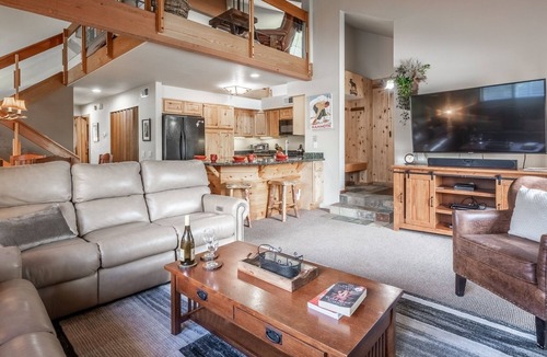 Mammoth Lakes Condo | Corner Condo with Shared Hot Tub! Near Free Shuttle to Town!