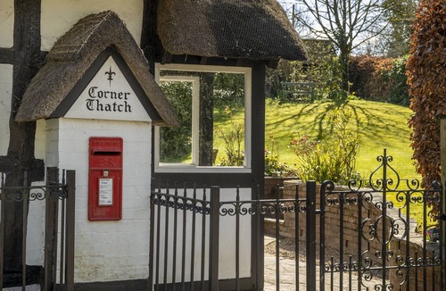 Harvington Cottage | Corner Thatch - Worcestershire, a charming cottage sleeps 4 guests in 2 bedrooms