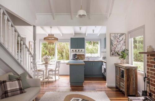 Kalorama Cottage | Cosy 2 Bedroom Cottage with spabath and fireplace