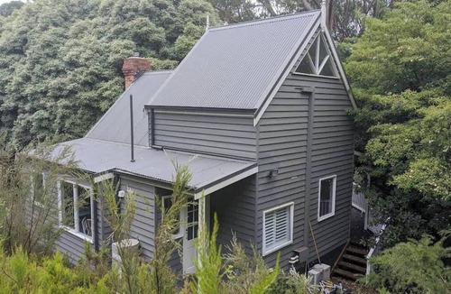 Kalorama Cottage | Cosy 2 Bedroom Cottage with spabath and fireplace