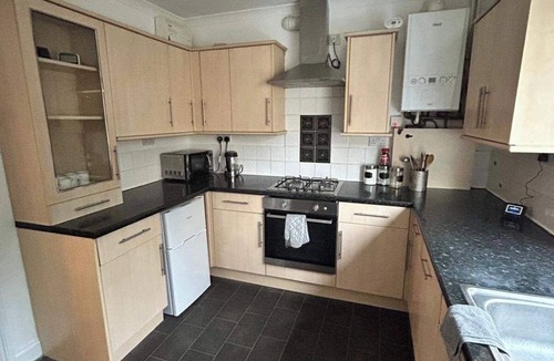Cradley House | Cosy 3-bed Retreat - Garden, Parking & Bbq