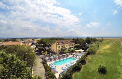 Cecina Apartment | Cosy apartment for 6 guests with A/C, WIFI, pool, TV, patio and pets allowed