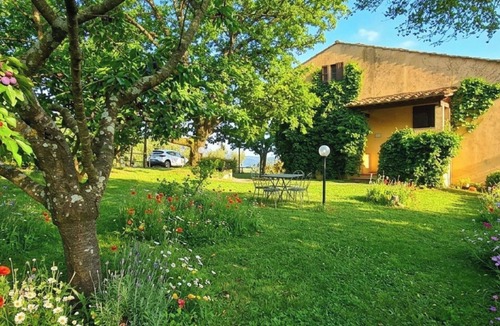 Montebonello Apartment | Cosy apartment for 6 people with private pool, WIFI and pets allowed