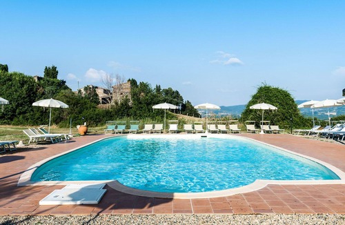 Castelnuovo di Val di Cecina Villa | Cosy apartment in villa for 4 people with pool, WIFI, TV, patio and pets allowed