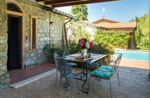 Montefiascone Villa | Cosy apartment in villa with WIFI, pool, hot tub, TV, patio, pets allowed and panoramic view