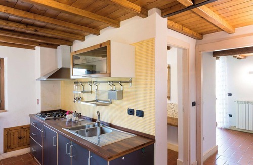 Montefiascone Villa | Cosy apartment in villa with hot tub, pool, WIFI, TV, patio, pets allowed and panoramic view