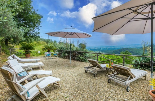 Moncioni Villa | Cosy apartment in villa for 2 guests with WIFI, pool, TV, pets allowed, panoramic view and parking