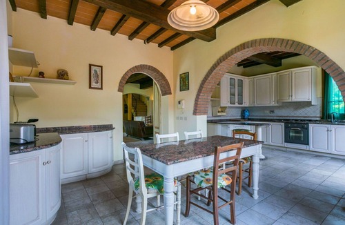Fucecchio Villa | Cosy apartment in villa for 10 guests with hot tub, private pool, WIFI, A/C, TV and pets allowed