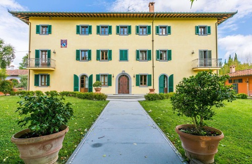 Fucecchio Villa | Cosy apartment in villa for 10 guests with hot tub, private pool, WIFI, A/C, TV and pets allowed