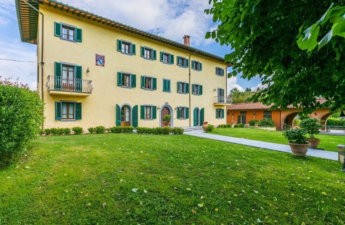 Fucecchio Villa | Cosy apartment in villa for 10 guests with hot tub, private pool, WIFI, A/C, TV and pets allowed