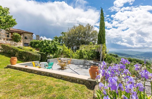 Bucine Villa | Cosy apartment in villa with A/C, WIFI, pool, TV, patio, pets allowed and panoramic view