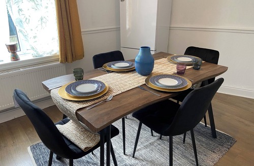 Cradley Apartment | Cosy, beautiful flat with Smart TV