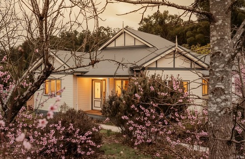 Marysville House | Cosy Country Home, 4 Comfy Beds Sleep 8, Minutes to Town, BBQ/Decking area.