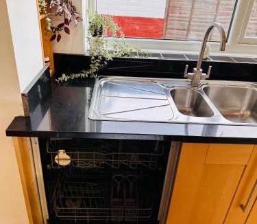 Cradley House | Cosy En-Ensuite Private Room with own Kitchenette in Birmingham - Halesowen R2
